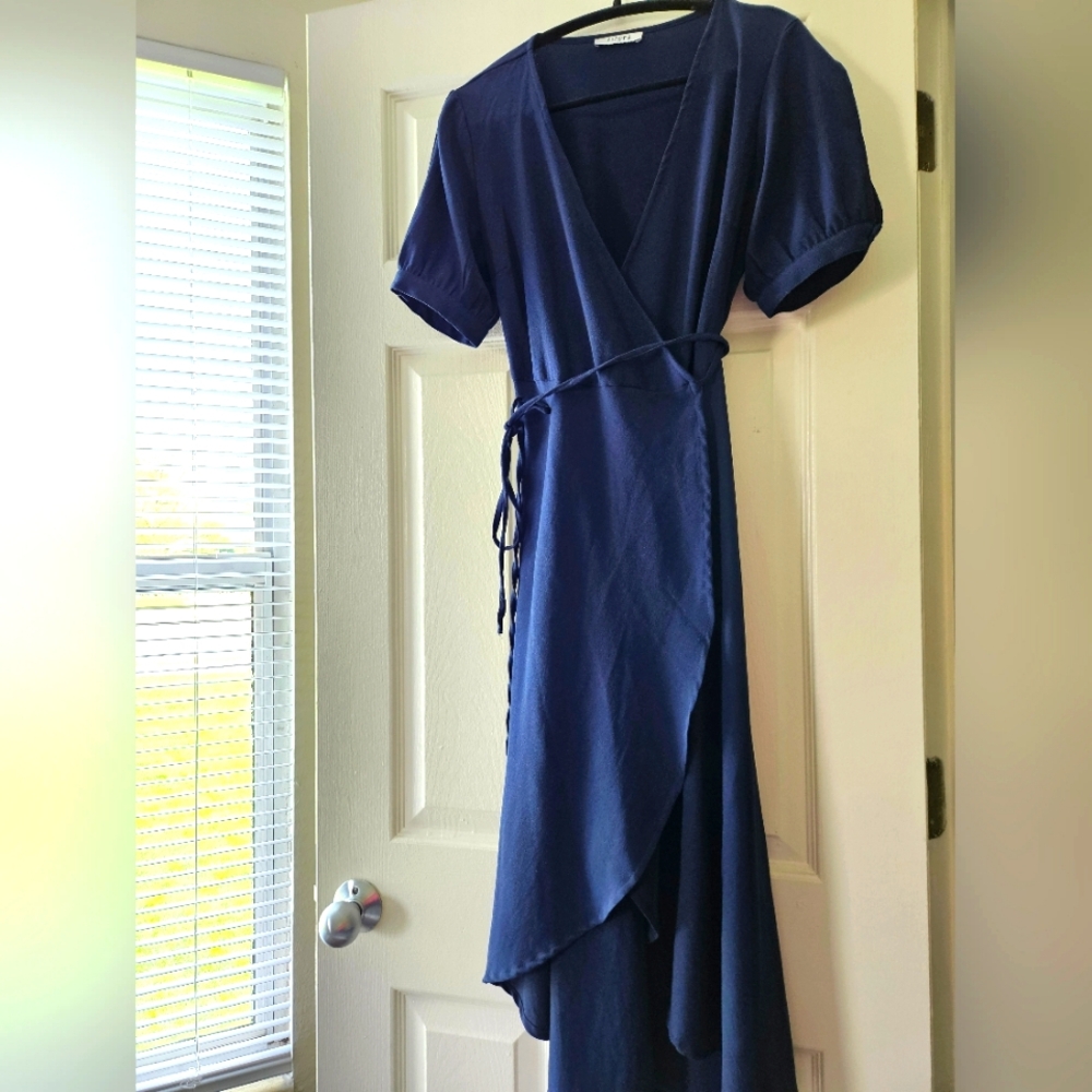 Short sleeve v-neck wrap dress dark blue mid to lower length